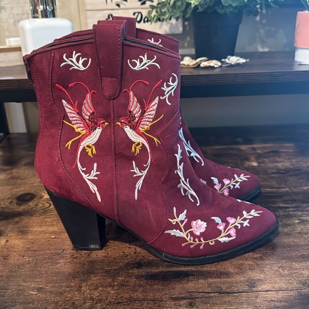 Penny loves‎ Kenny Red embroidered booties size 8.5